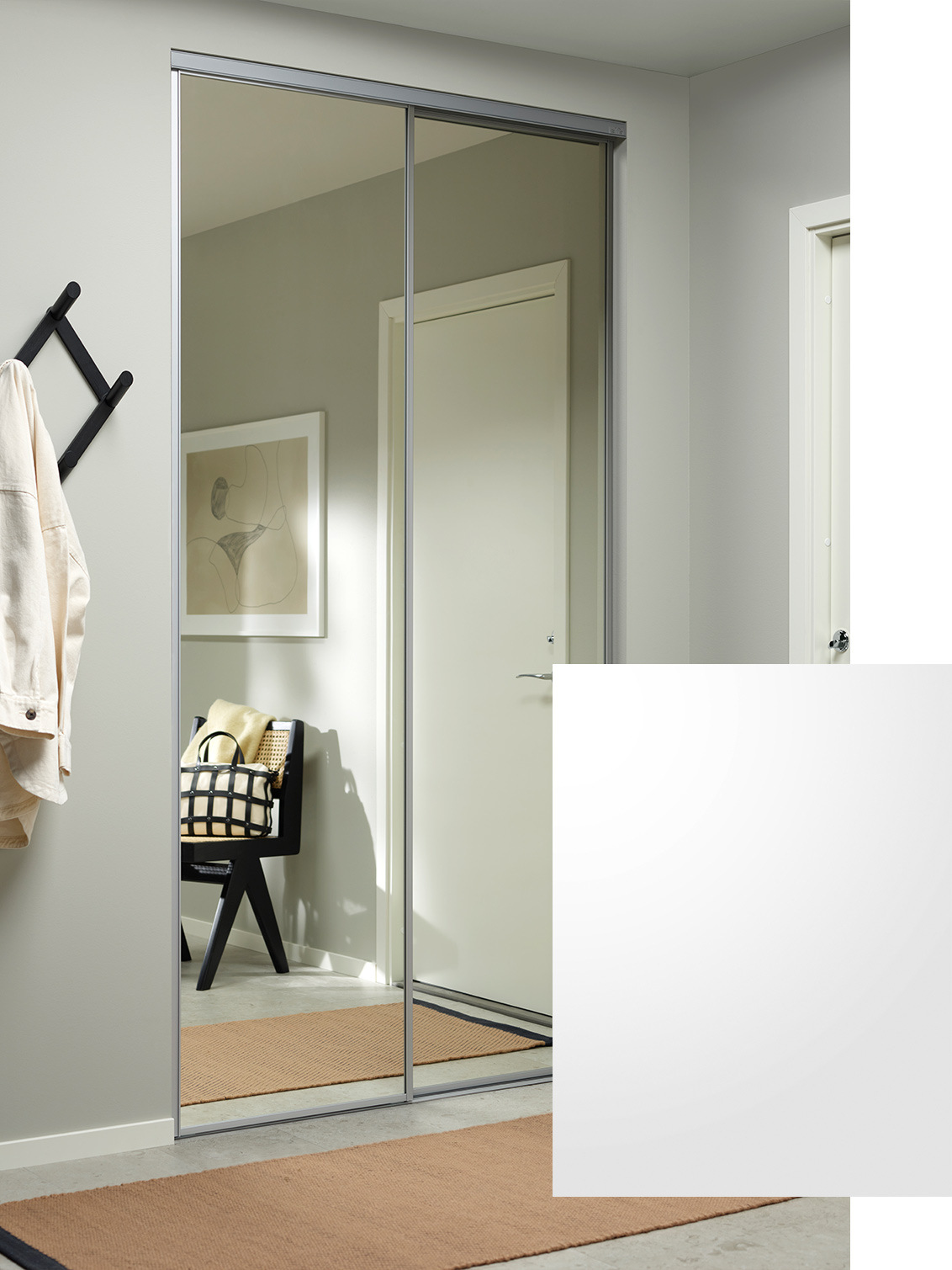 Elfan alkuperäiset liukuovet, joissa on peili.