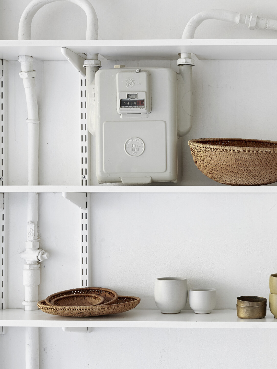 Sparring by Elfan valkoiset hyllyt, jotka on rakennettu sähkökaapin ympärille.