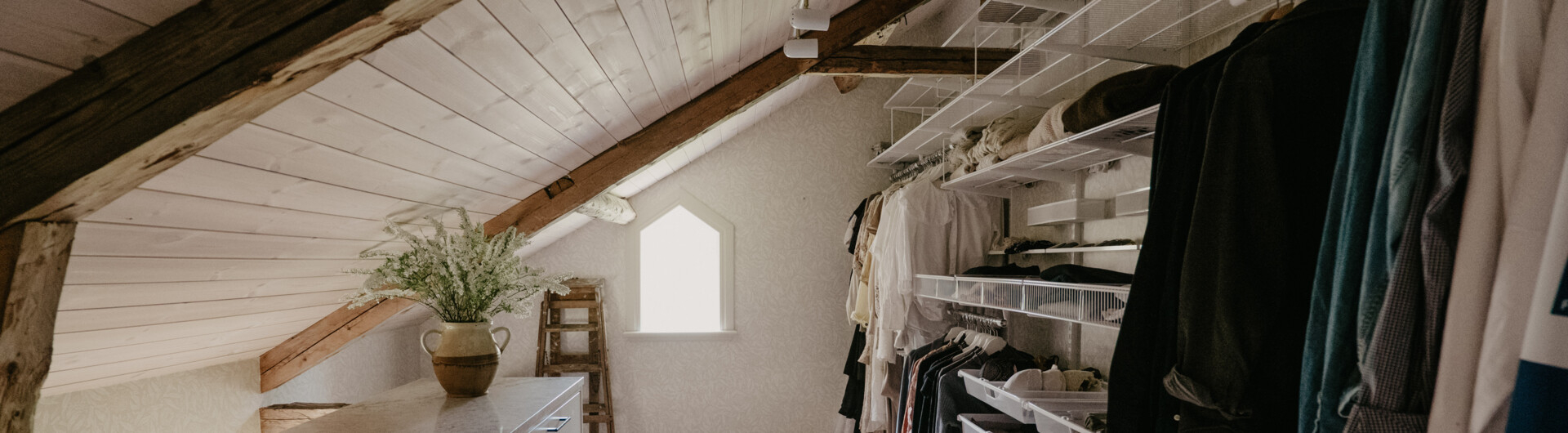 Classic by Elfa -säilytyskalusteet vinokaton alla.