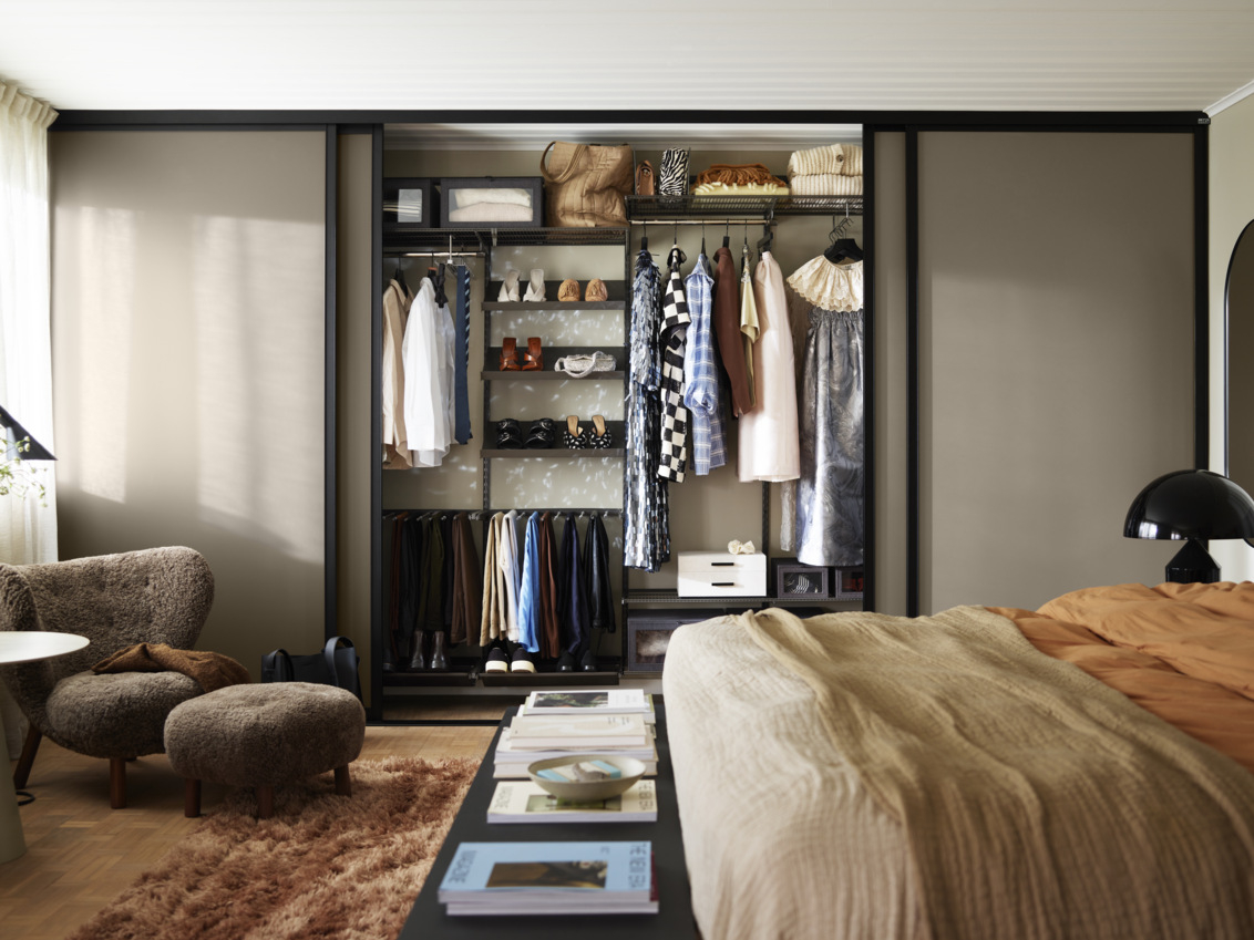 Klesoppbevaring med skyvedører Artic på soverommene.