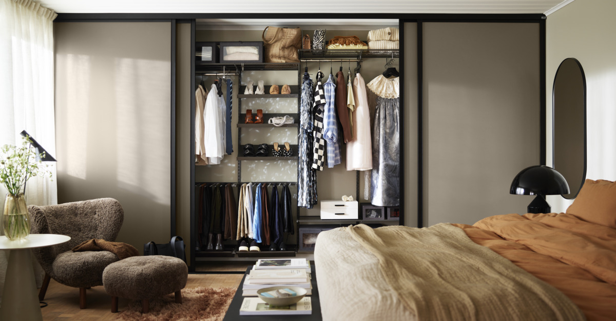 Klesoppbevaring med skyvedører Artic på soverom.
