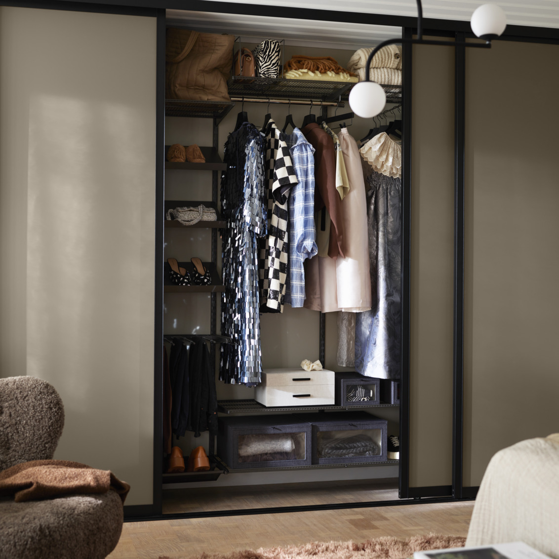 Makuuhuone, jossa on harmaa Classic by Elfa -vaatekaappi ja ruskeat Artic-liukuovet.