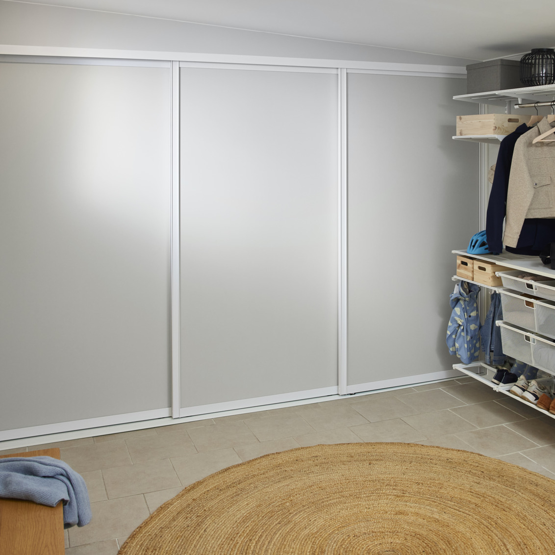 Eteinen, jossa on Elfan vaatekaappi ja harmaat Artic-liukuovet.