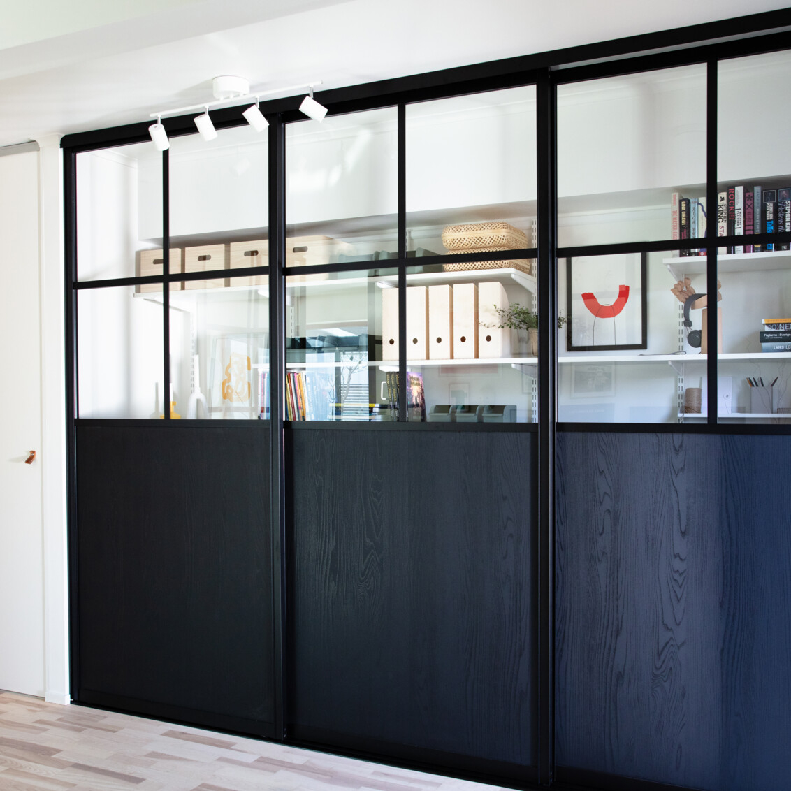 Kotitoimisto, jossa on mustat Elfan liukuovet, joista puolet on lasia.
