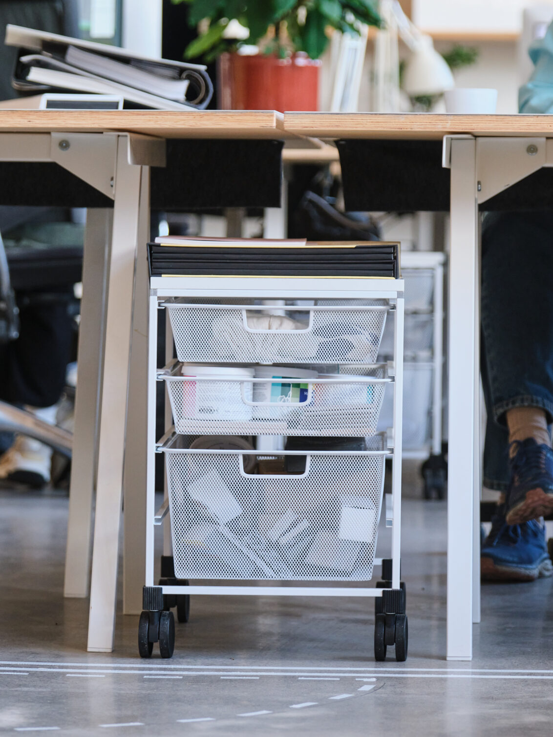 Toimisto, jossa kahden työpöydän välissä on Classic by Elfa -korijärjestelmän säilytyskaluste.