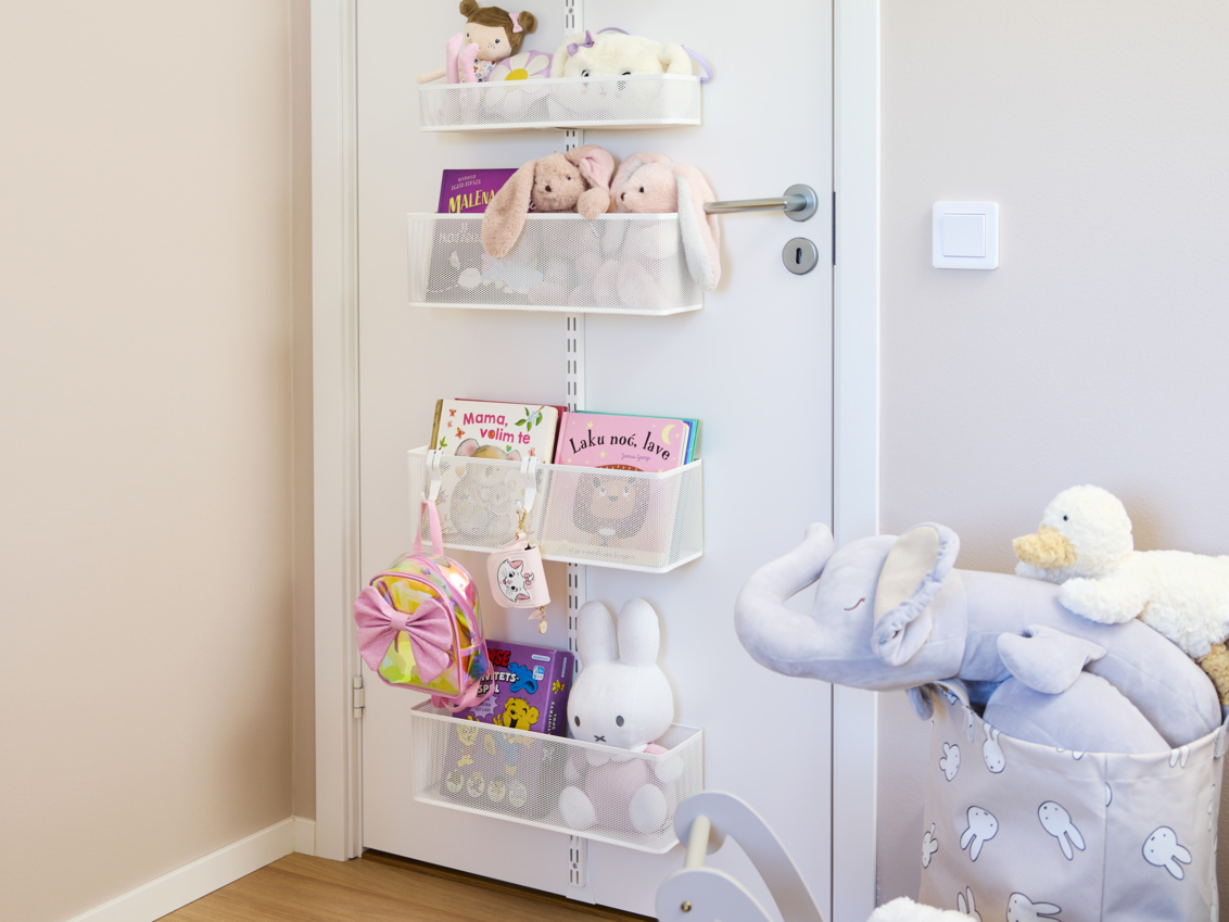 Opbergruimte op de deur van Elfa met speelgoed, tassen en kinderboeken.