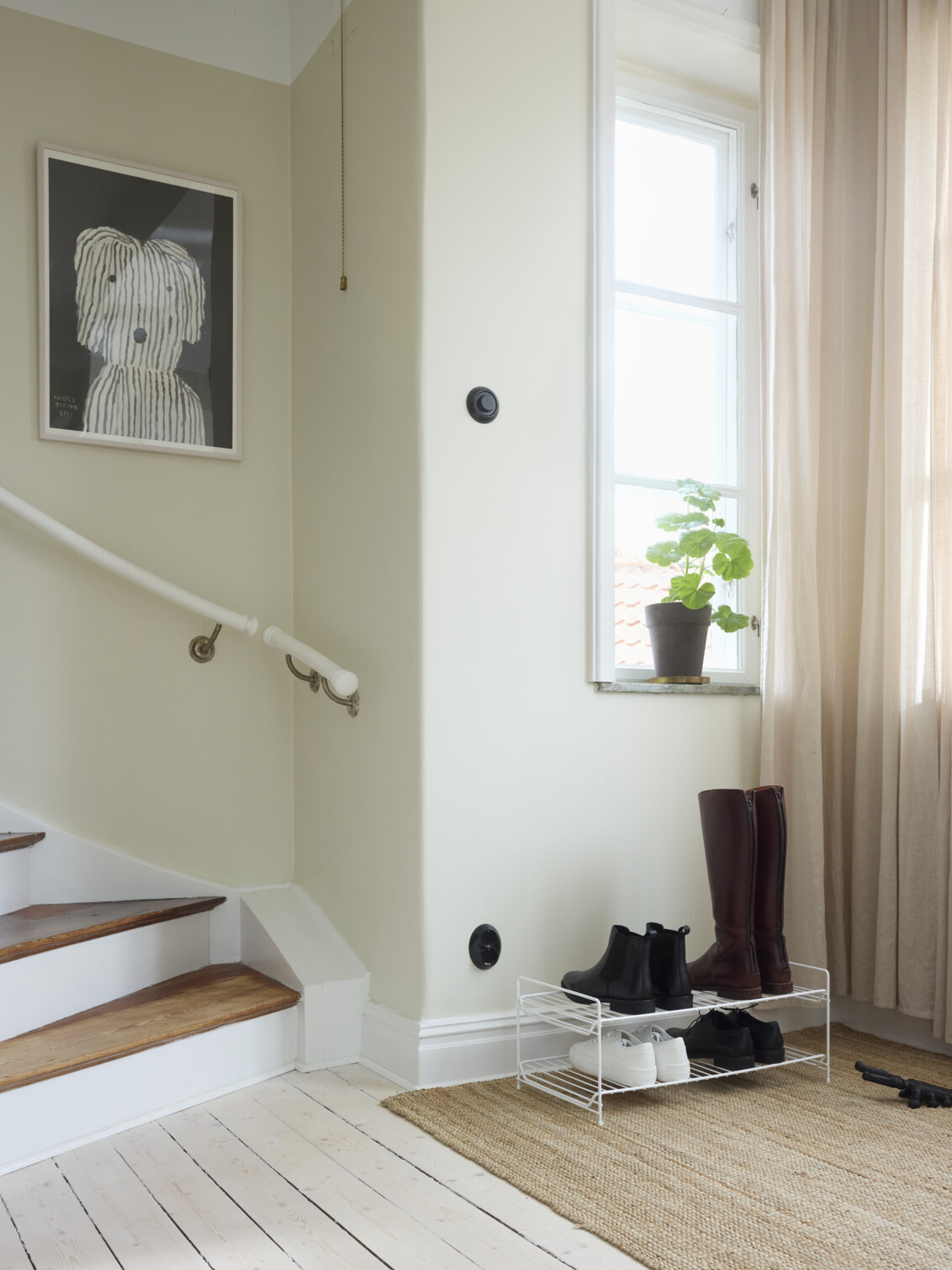 Hall med skohylle frittstående i hvitt fra Elfa med sko og støvler.
