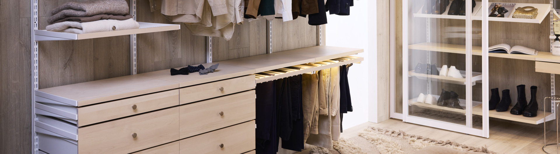 Koivuinen Décor+ by Elfa -säilytyskaluste vaatehuoneessa.