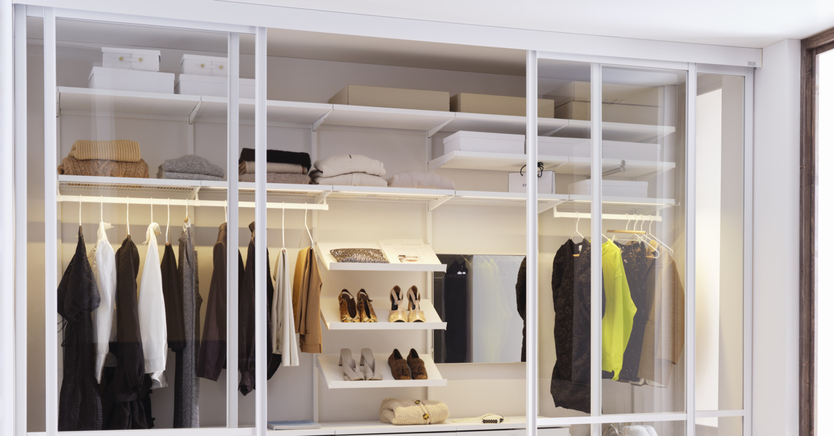 Décor+ garderobe fra Elfa i hvid med hylder og bøjlestang.