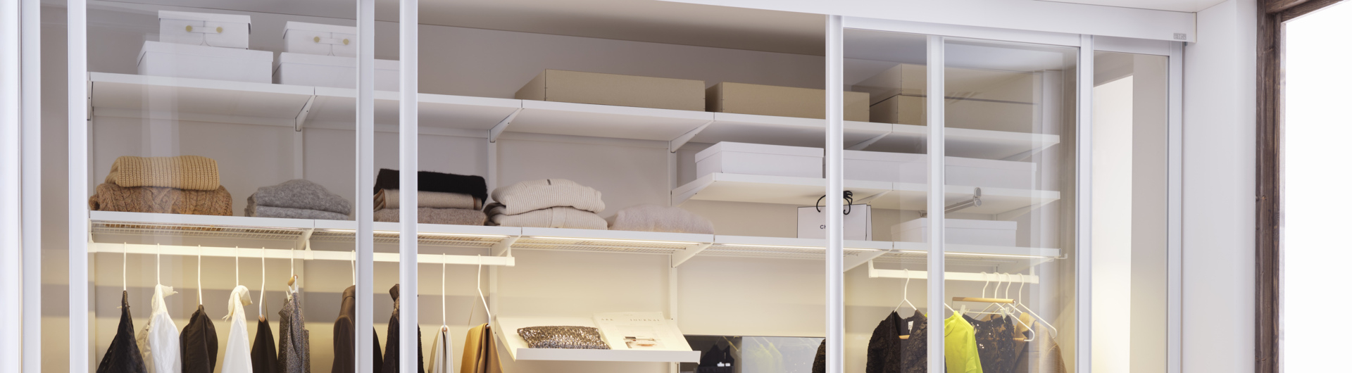 Décor+ garderobe fra Elfa i hvid med hylder og bøjlestang.