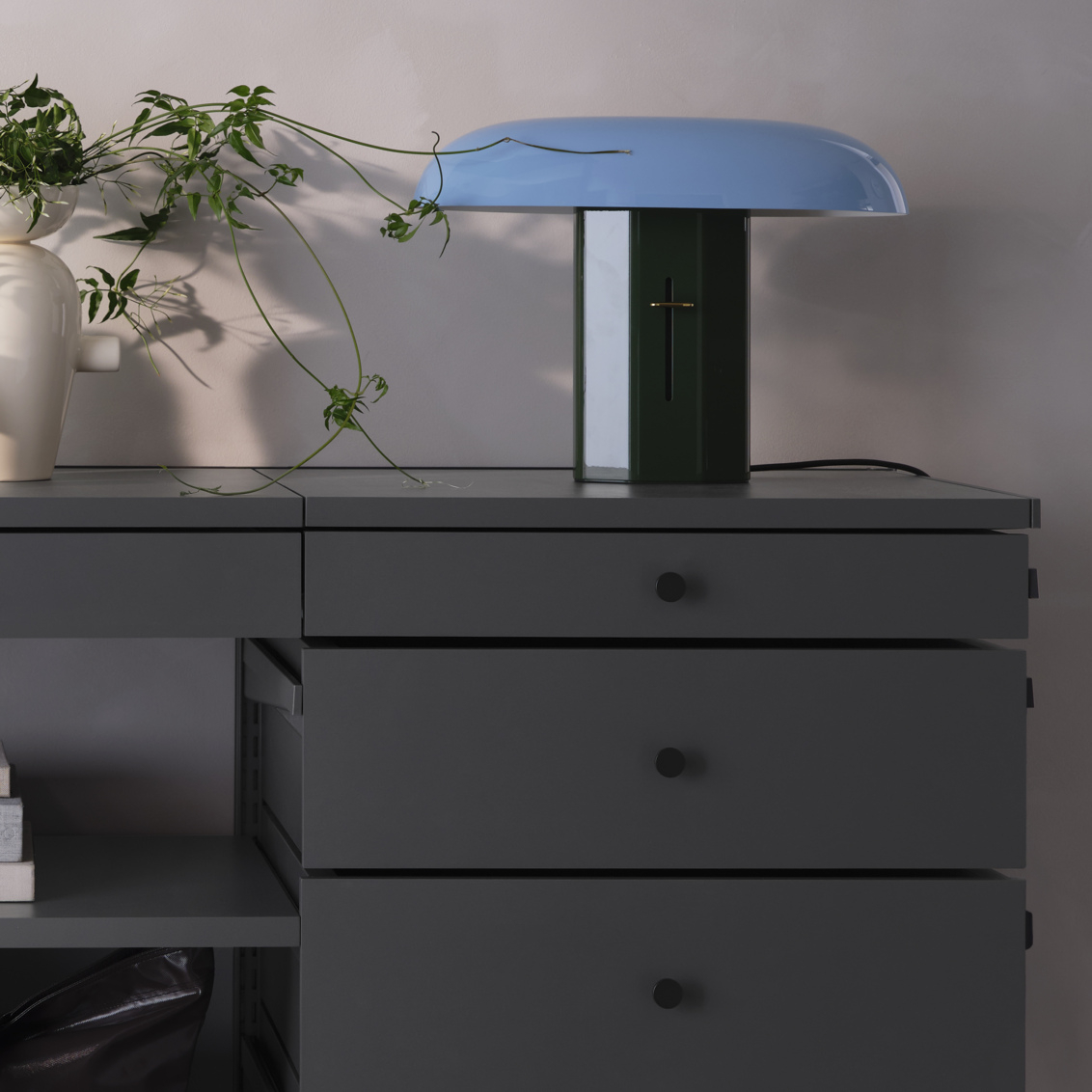 Harmaa Décor+ by Elfa -senkki, jossa on massiiviset laatikot.