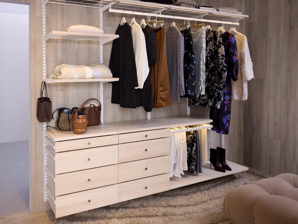 Weißer Décor+ offener Kleiderschrank von Elfa mit Drahtböden, Hängekleidung, Hosenbügeln und Schubladen aus Birke.