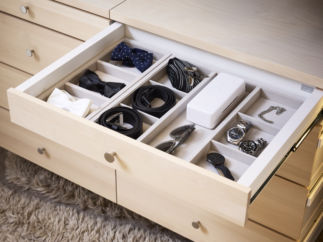 Åben Décor+ skuffe fra Elfa med tilbehørsbakker, hvor der opbevares bælter, butterflies, briller og ure.