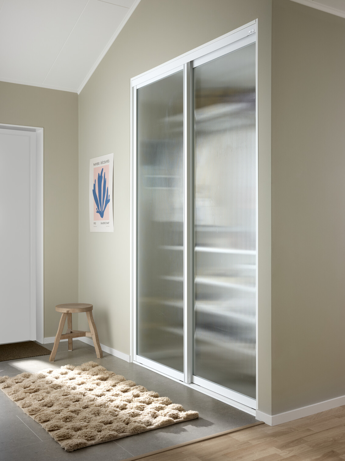 Eteinen, jossa on Classic by Elfa -vaatekaappi ja Artic-liukuovet linjalasilla.