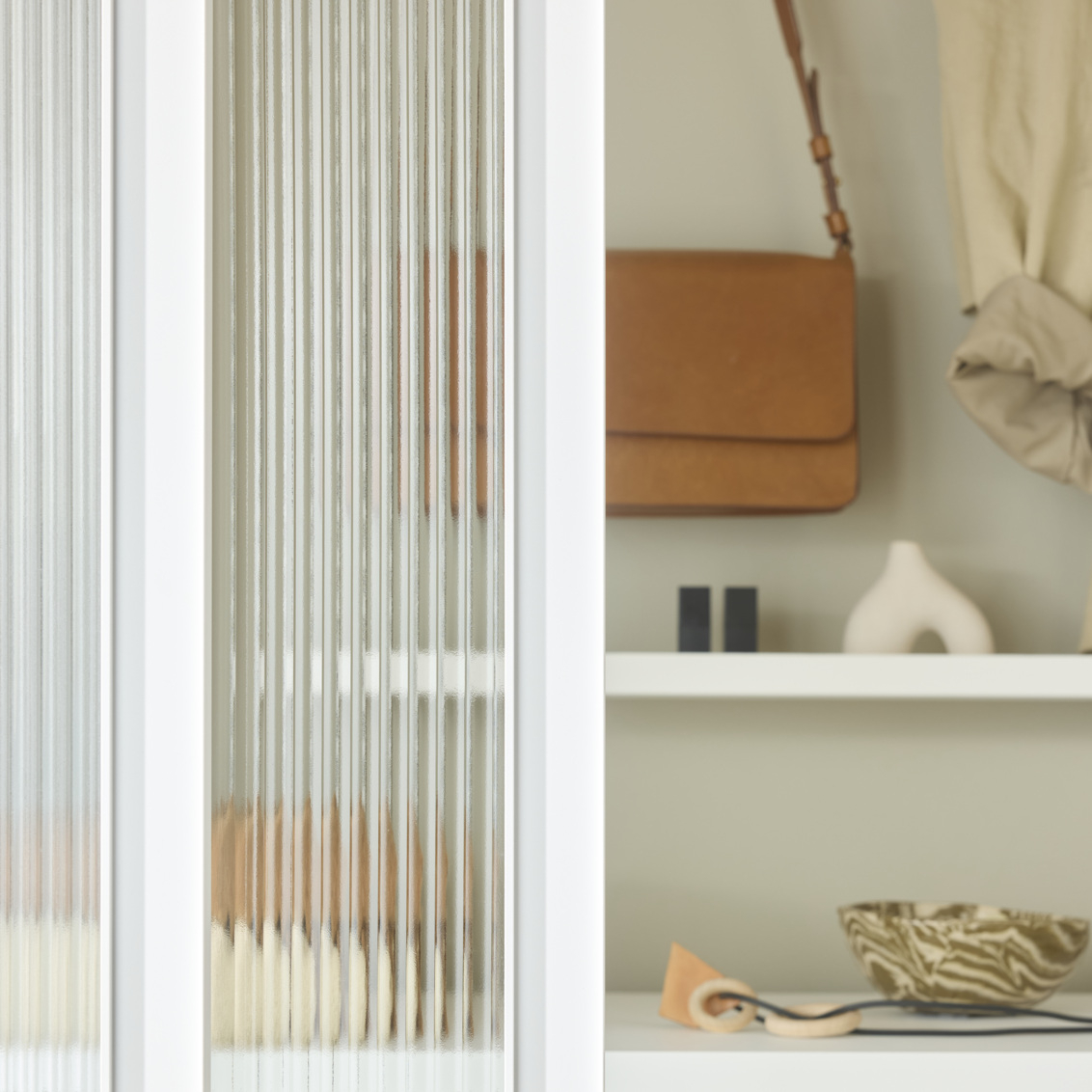 Elfan vaatekaappi, jossa on liukuovet linjalasilla.