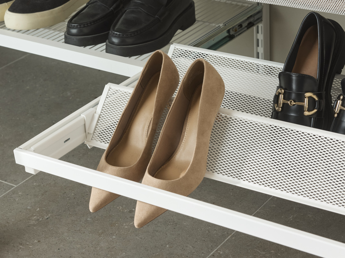   Classic by Elfan ulosvedettävä kenkähylly, jossa on korkokengät.