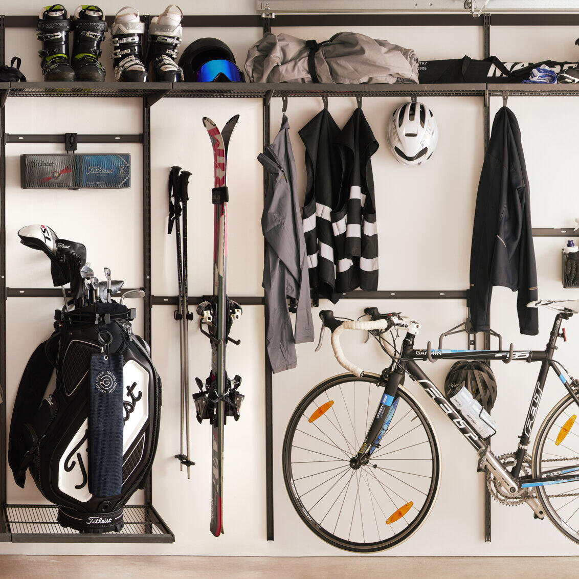 Garage+ -varasto Elfalta, jossa säilytetään urheiluvälineitä, kuten polkupyöriä, suksia ja golfmailoja.