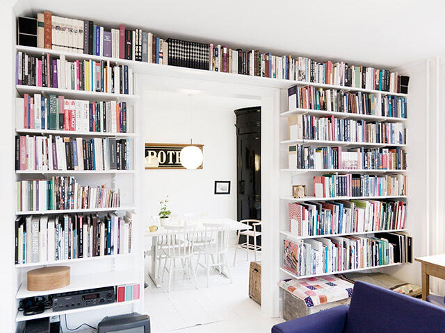 Schaffen Sie eine stilvolle Buchwand auch über einer Tür Nur mit Elfa-Halterungen und Regalen