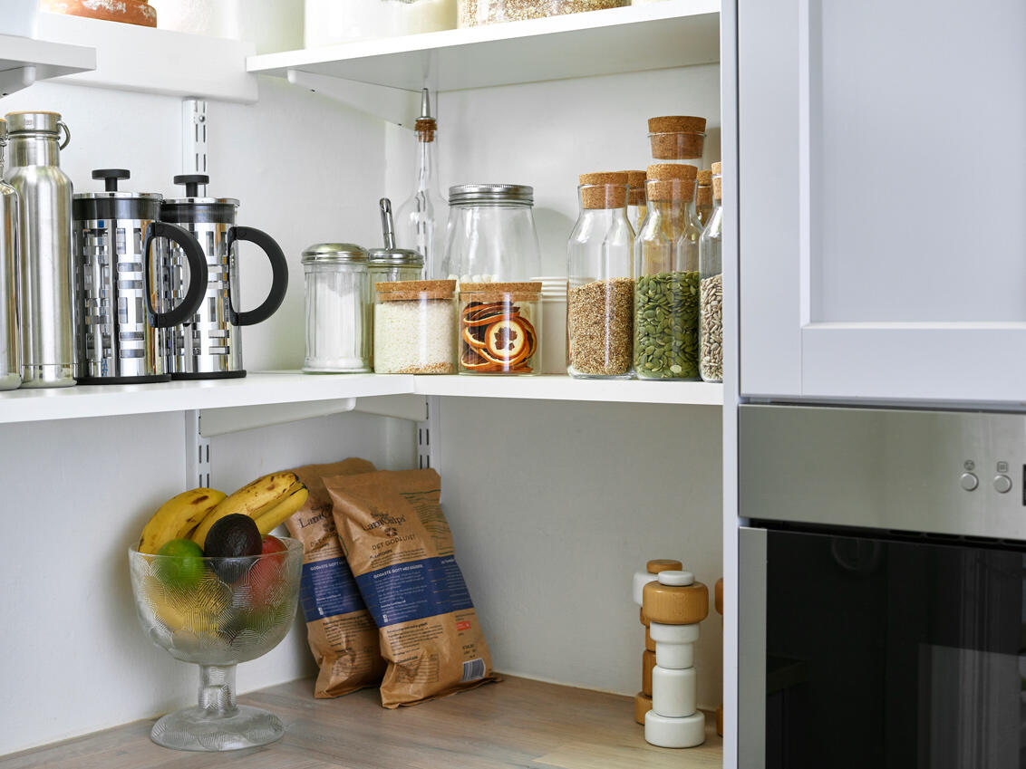Sparring by Elfan hyllyllinen keittiö, jossa on elintarvikkeita.