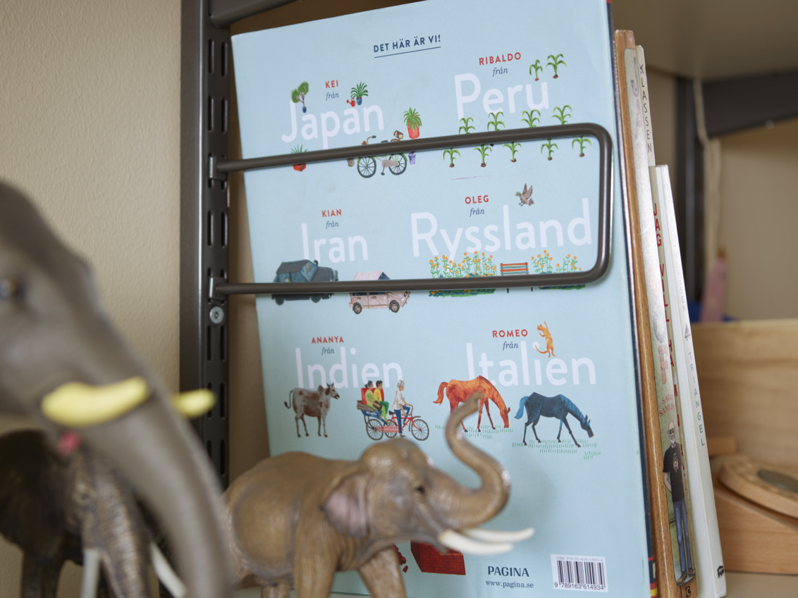 Książki dla dzieci utrzymywane w miejscu dzięki podpórkom do książek Sparring Elfa w kolorze szarym.