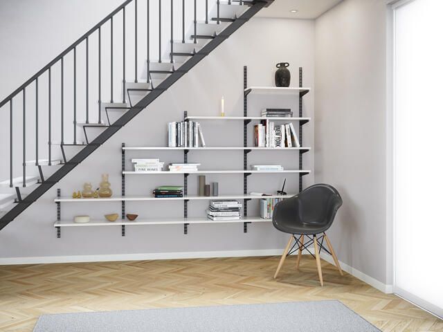 Stylowy system regałów Elfa pod schodami, idealny na książki