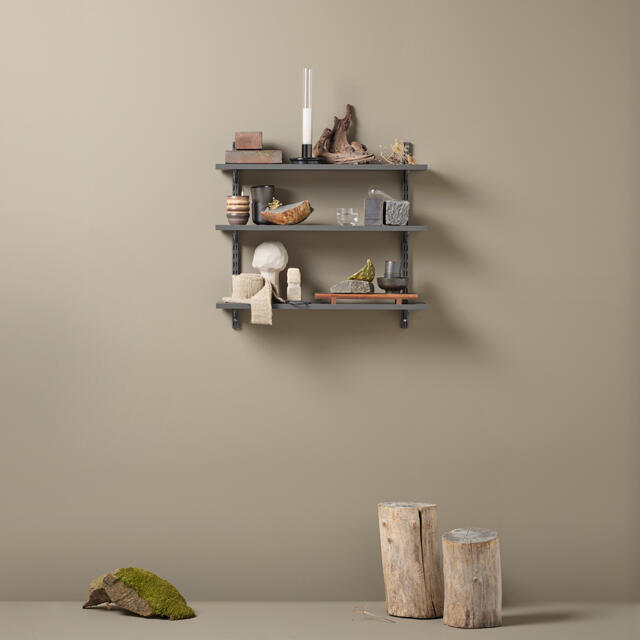 System regałów wtykowych Elfa z naturalnymi elementami i sztuką