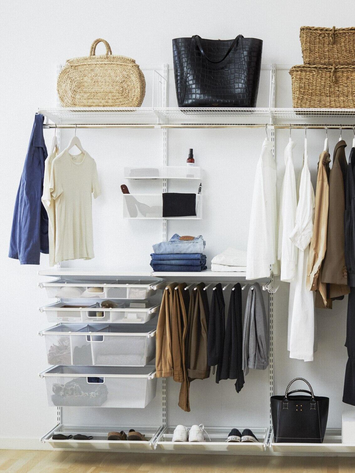 Elfa järjesti vaatekaapin, jossa oli vaatteita, laukkuja ja koreja