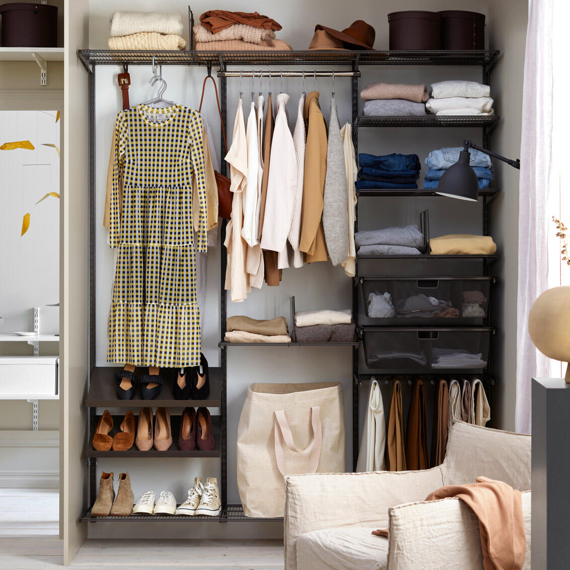 Kombinierte Regale mit unterschiedlichen Tiefen für Tops, T-Shirts, Strickpullover, Hoodies oder Kleideraufbewahrung