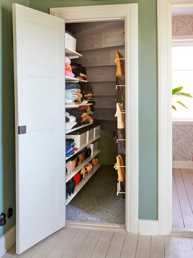 Mantenga el piso despejado con almacenamiento inteligente en altura, use estantes y zapateros para organizar sus zapatos y ahorrar espacio.