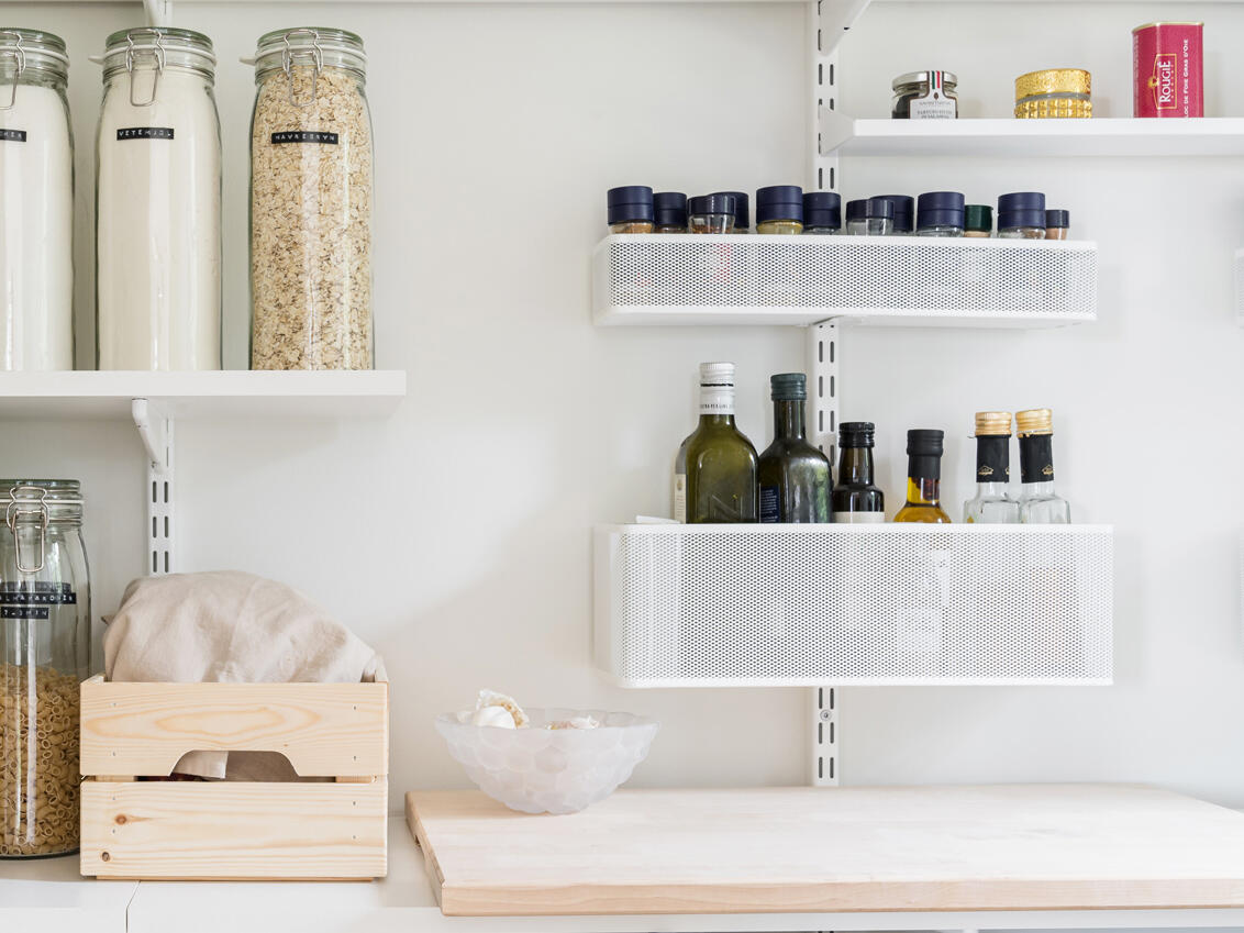 Classic by Elfa -säilytyskalusteiden verkkokorit sisältävät öljyjä ja mausteita.