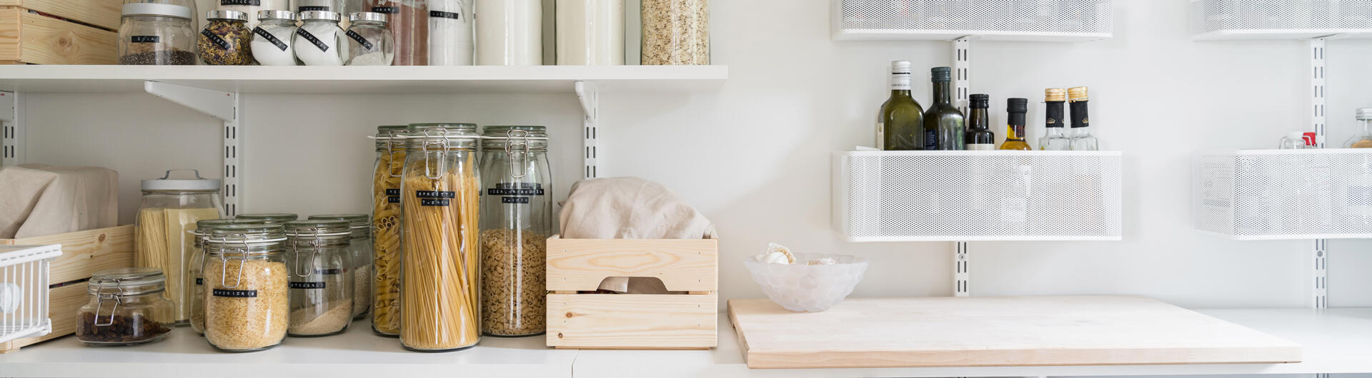 Classic by Elfa -säilytyskalusteita, hyllyjä ja verkkokoreja, jotka sisältävät kuiva-aineita ja öljyjä.