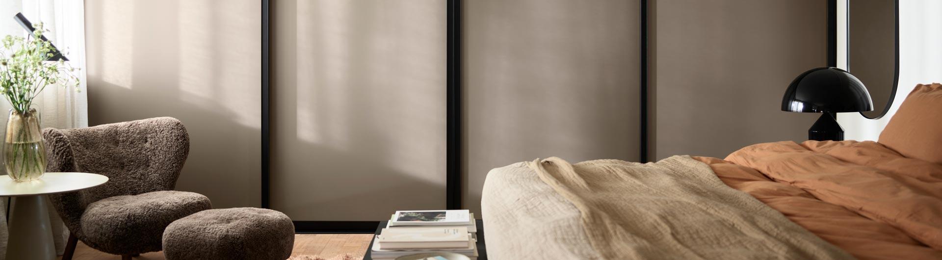 Makuuhuone, jossa on Elfan vaatekaappi ja vaaleanruskeat Artic-liukuovet.