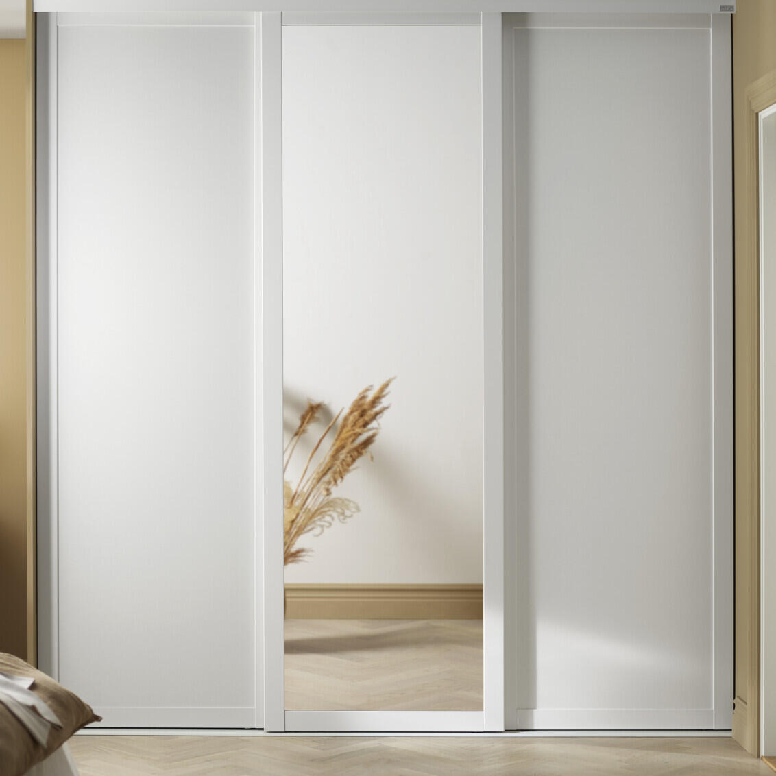 Elfa hvite skyvedører med midtspeil og tørket gress i beige interiør