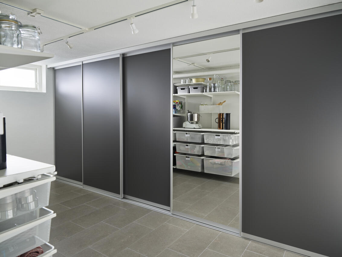 Boder med Vista skyvedører fra Elfa i mørkegrå.