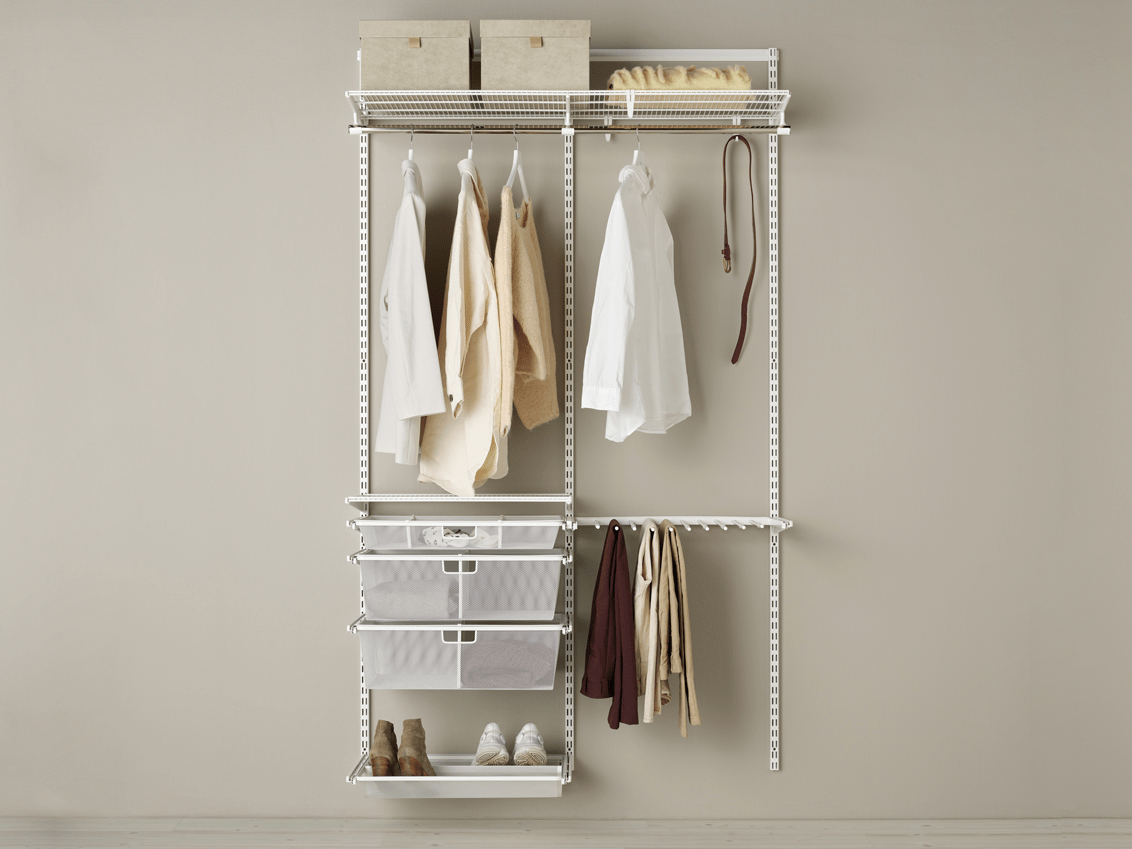 Säilytysratkaisu vaatekaappiin, jossa on hyllyt, ulosvedettävät laatikot valkoisena.