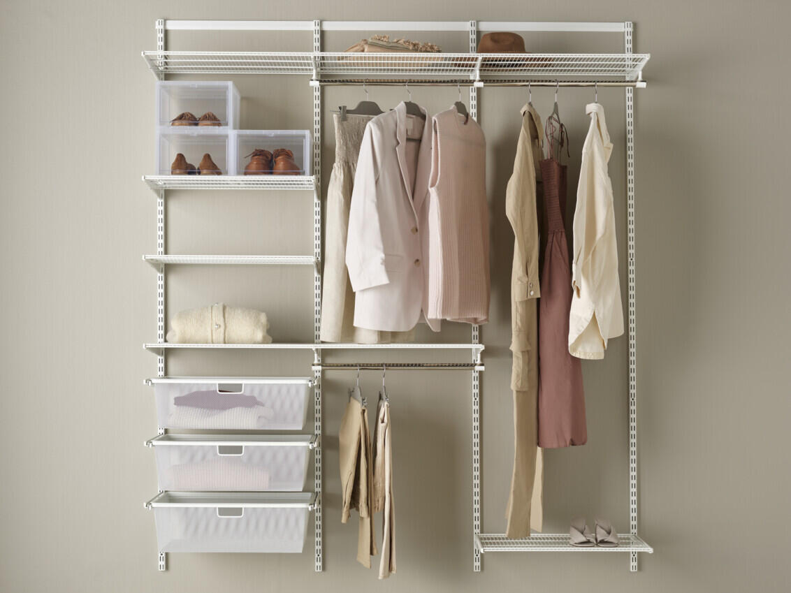 Säilytysratkaisu vaatekaappiin, jossa on hyllyt, ulosvedettävät laatikot valkoisena.