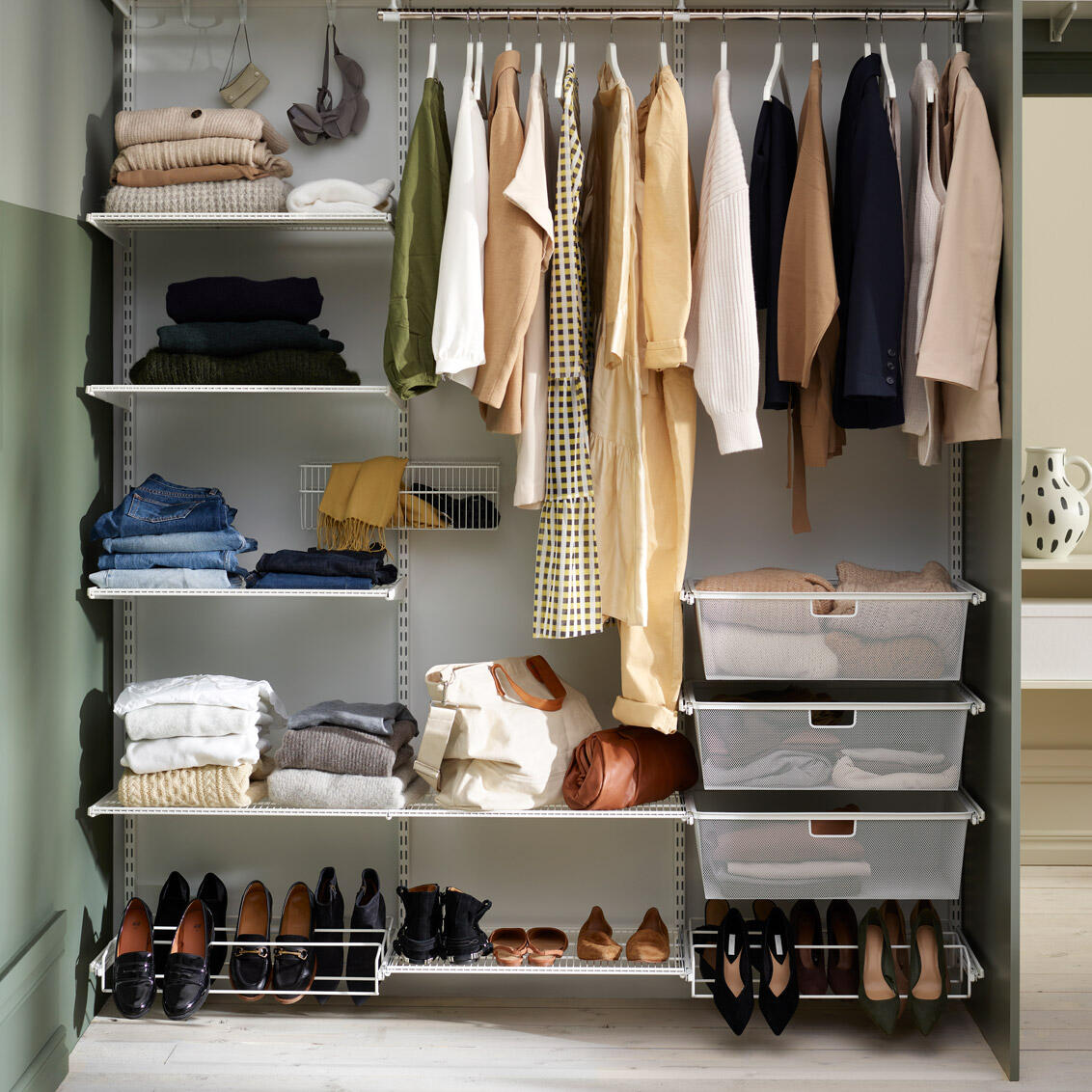 Armario con almacenamiento de ropa y zapatos en estantes, estantes para zapatos y cajones extensibles.