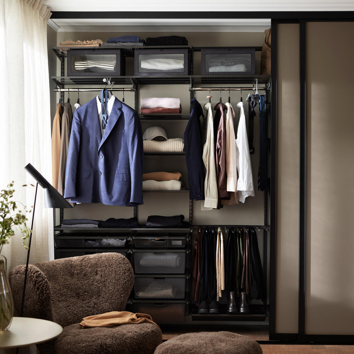 Armario con puertas correderas en Artic e interior con estantes y perchero.