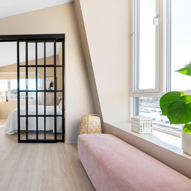 Liukuovi Galleria tilanjakajana mustassa kehyksessä lasitäytteellä.