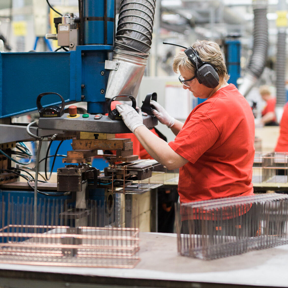 Empleados de Elfa en la fábrica.