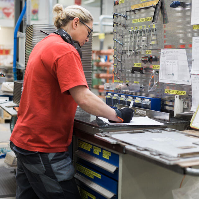 Empleados de Elfa en la fábrica.