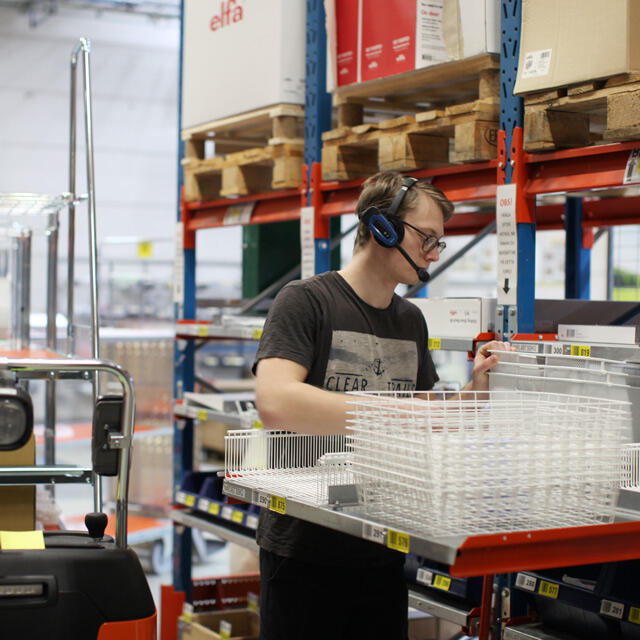 Empleados de Elfa en la fábrica.