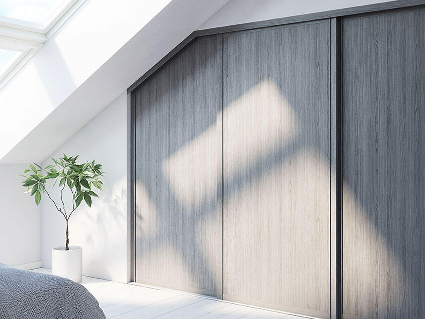 Vino vaatekaappi tummaa puuta täytetään makuuhuoneessa.