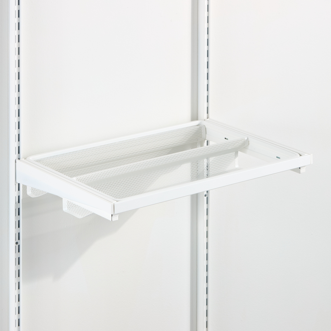 Skohylde i mat hvid.