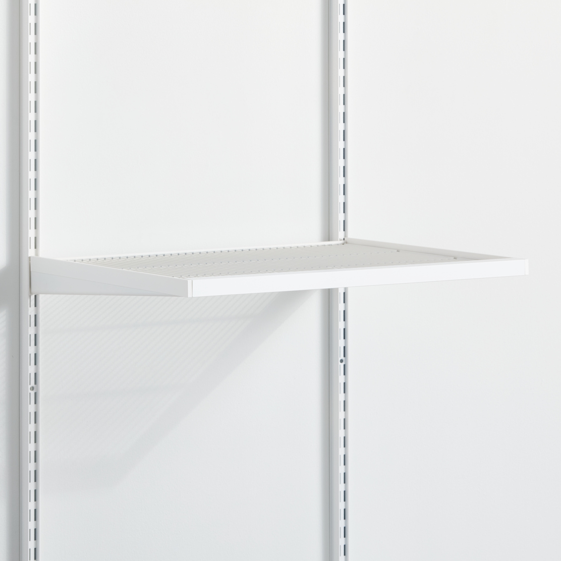 Rist med hyldeliste.