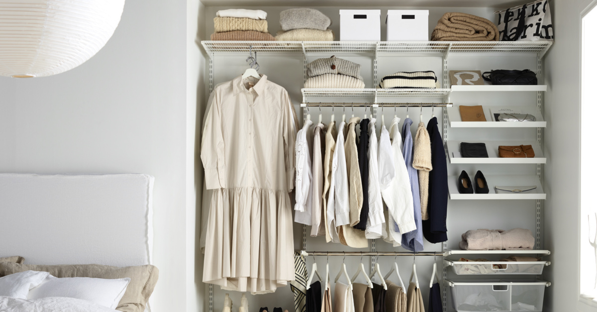 Åpen garderobeløsning på soverommet med hyller, nettingskuffer og garderobestang.