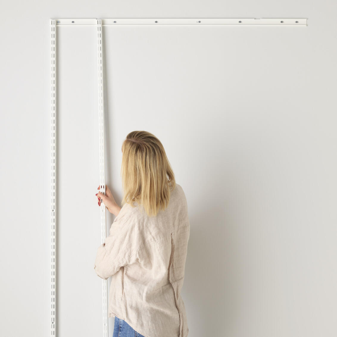 En kvinna visar hur man monterar Elfas sortiment. 