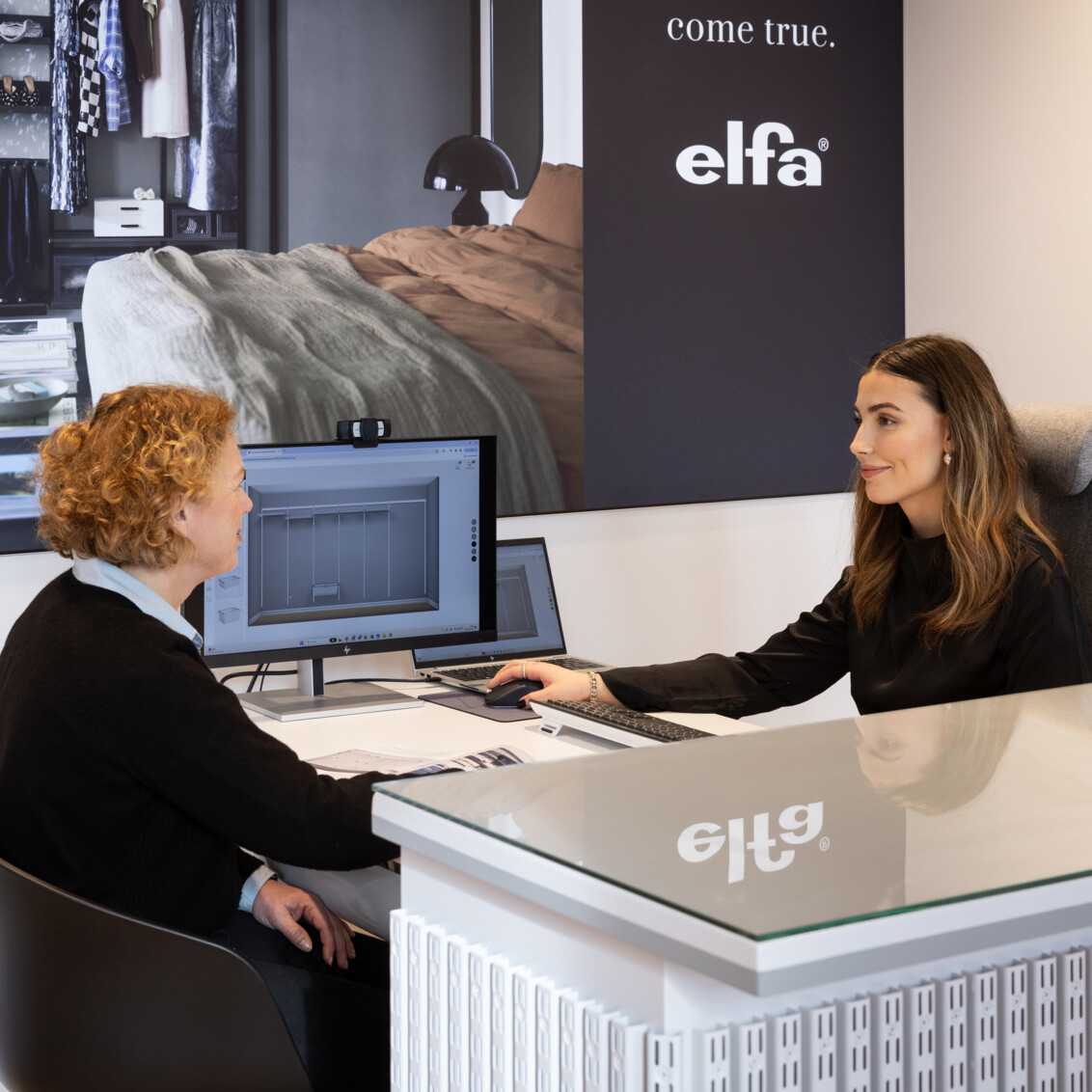 Asiakas suunnittelee ratkaisun Studio Elfalla yhdessä suunnitteluasiantuntijan kanssa.