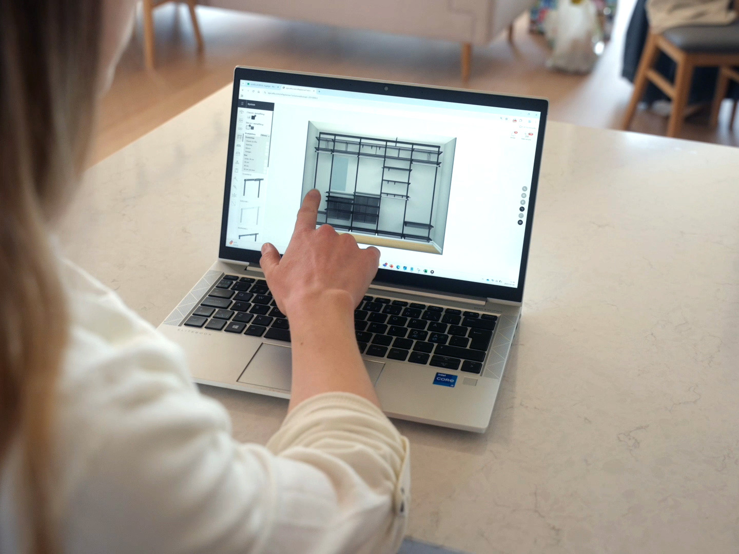 En kunde planlegger en grå oppbevaringsløsning fra Classic by Elfa i planleggingsverktøyet.