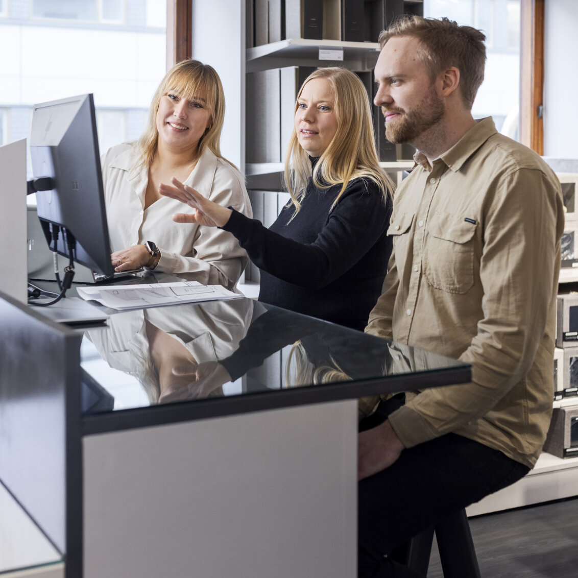 Pariskunta suunnittelee säilytystilaa Studio Elfan suunnitteluasiantuntijan kanssa.